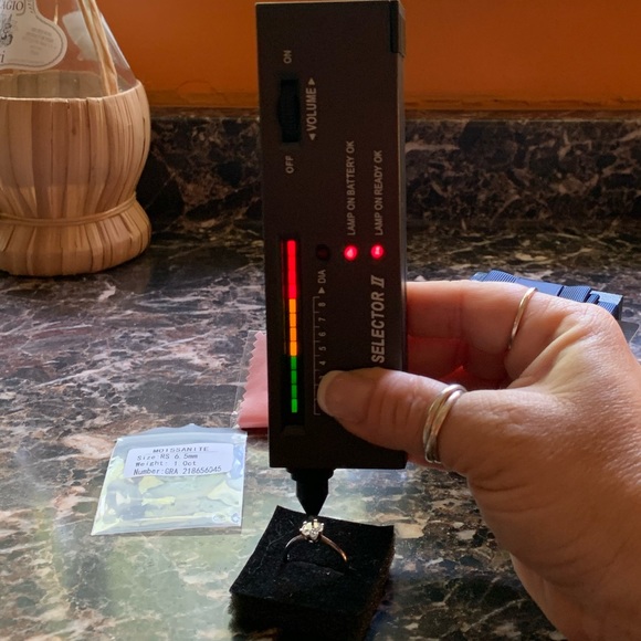 #59 Brilliant white 1 ct moissanite solitaire ring - Picture 3 of 9